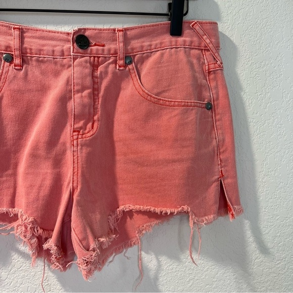 Women’s Free People light wash red denim cutoff shorts size 28 - Picture 3 of 6